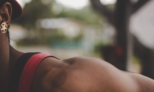 Techniques pour bien choisir des hauts pour des silhouettes avec des épaules larges