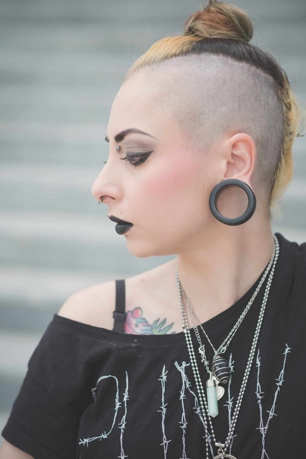 Le piercing à l'oreille pour adopter un look punk et rébellion